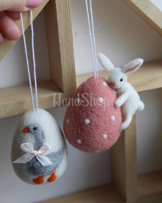 Великоднє яйце підвіска з сірою гусочкою та бантиком Великоднє яйце підвіска з сірою гусочкою та бантиком