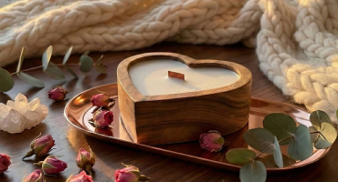 Валентинка, яка говорить мовою почуттів: унікальна свічка-серце ручної роботи в дерев'яному кашпо