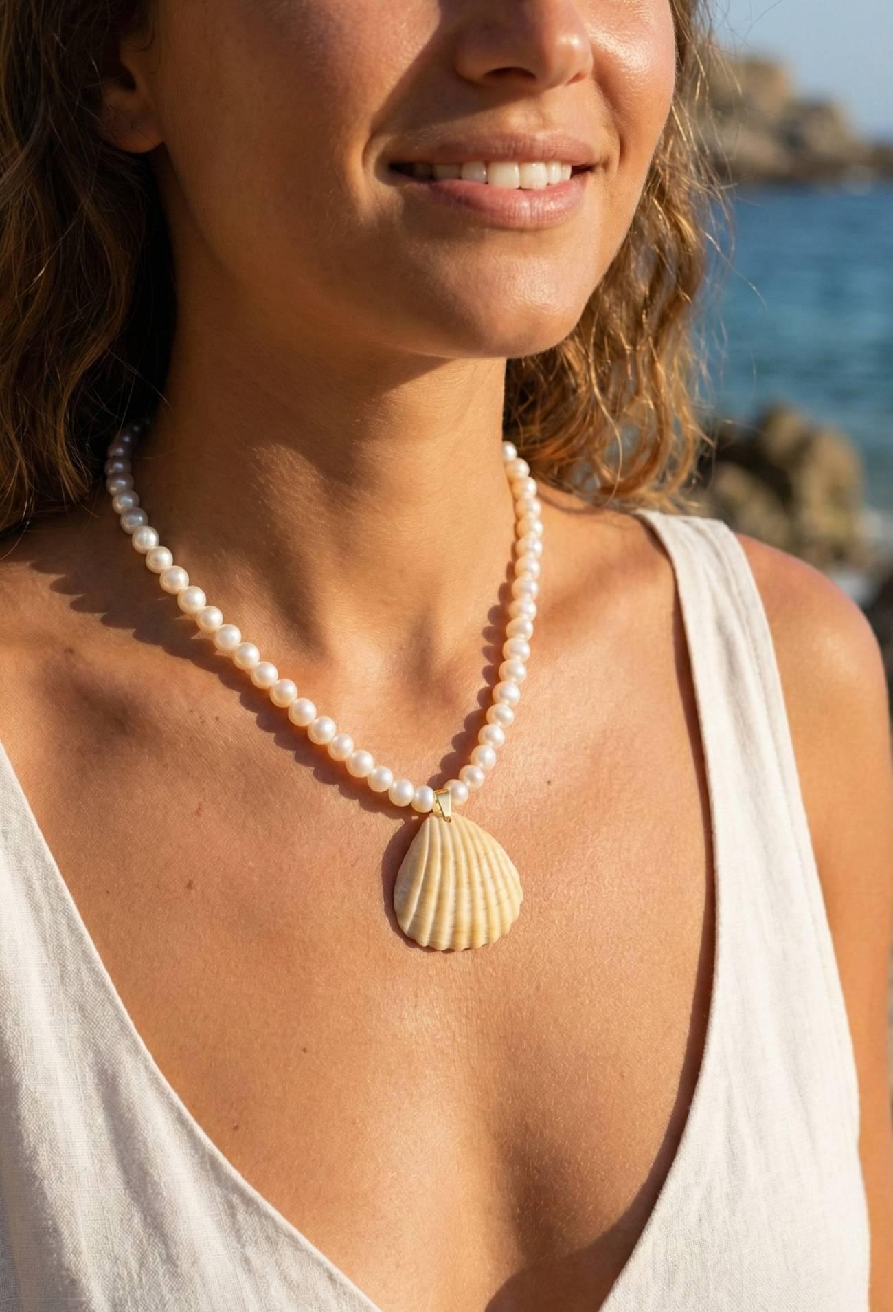 Жіночий кулон чокер морська мушля на річкових перлах Жіночий кулон чокер морська мушля на річкових перлах