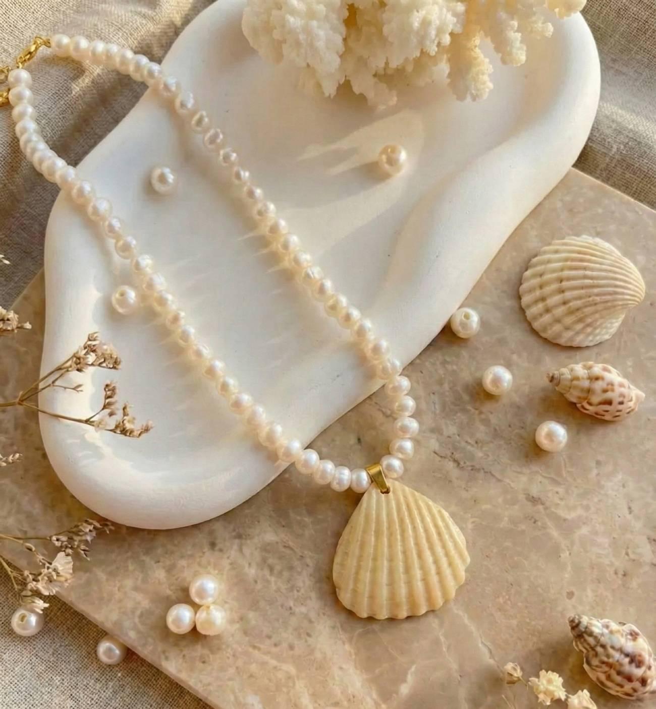 Жіночий кулон чокер морська мушля на річкових перлах Жіночий кулон чокер морська мушля на річкових перлах