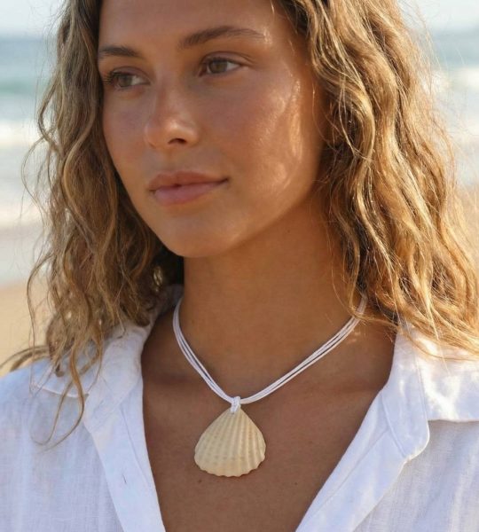Жіночий літній кулон морська мушля на вощеному шнурі