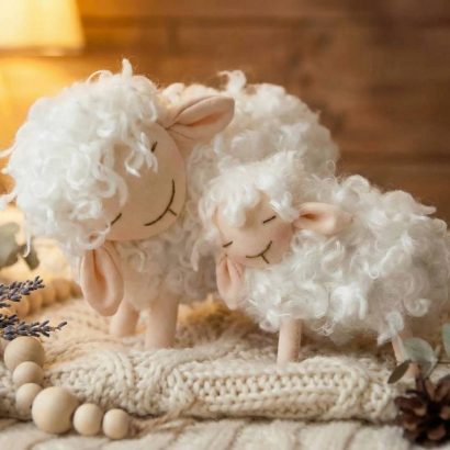 Новорічна сувенірна авторська м'яка біла кудрява вівця 2026