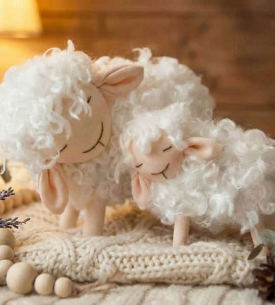Новорічна сувенірна авторська м'яка біла кудрява вівця 2026