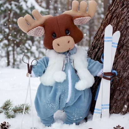 Іграшка м'яка лось спортсмен у комбінезоні з лижами 2026