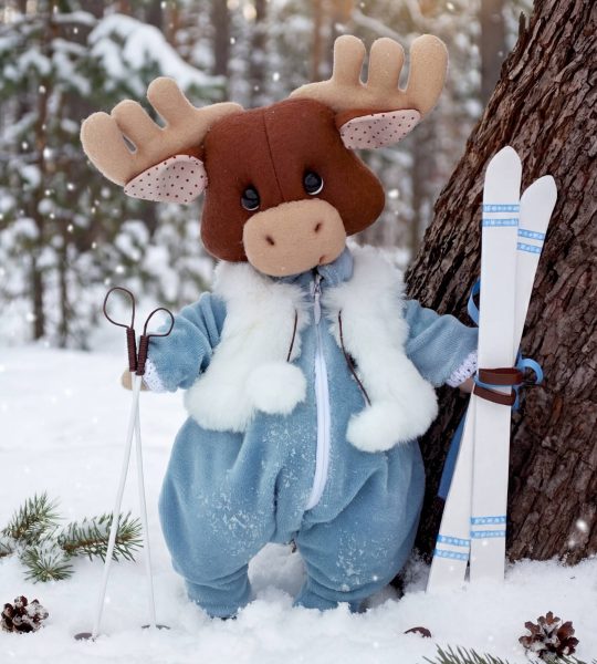 Іграшка м'яка лось спортсмен у комбінезоні з лижами 2026