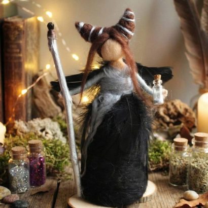 Сувенірна чаклунка крилата фея Малефісента на підставці