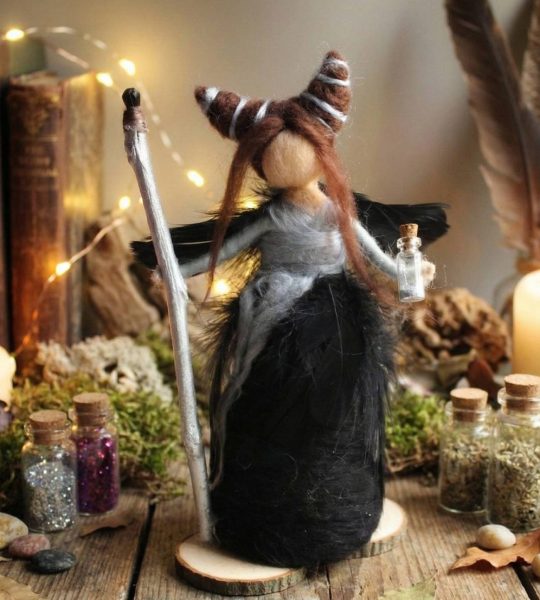 Сувенірна чаклунка крилата фея Малефісента на підставці