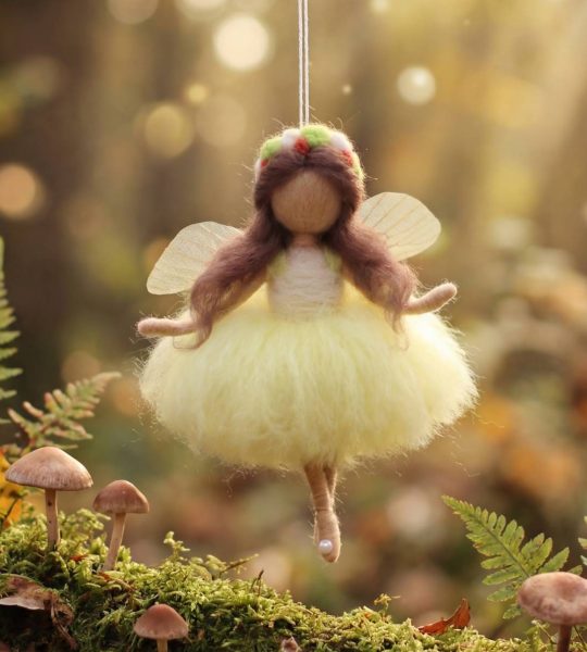 Лялечка сувенір з вовни підвіска веснянка ангел з крилами