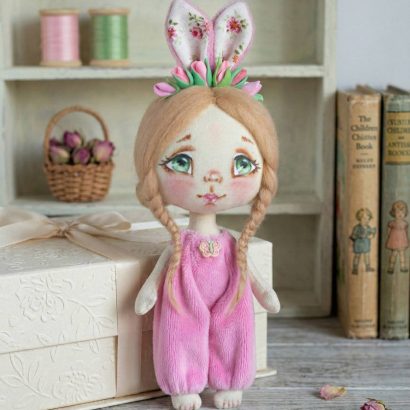 Лялька зайка весна у рожевому плюшевому комбінезоні