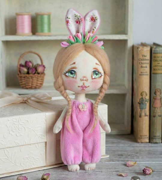 Лялька зайка весна у рожевому плюшевому комбінезоні
