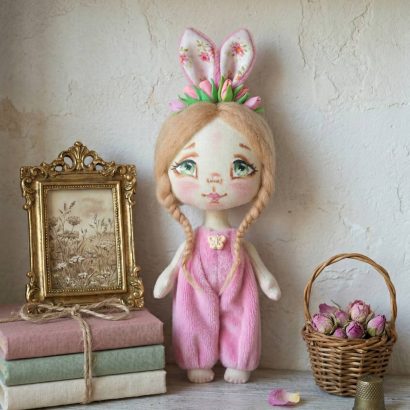 Лялька зайка весна у рожевому плюшевому комбінезоні