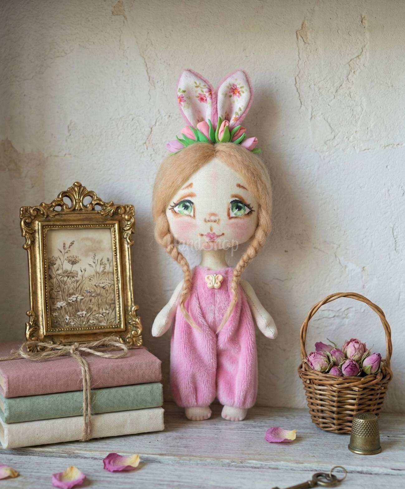 Лялька зайка весна у рожевому плюшевому комбінезоні Лялька зайка весна у рожевому плюшевому комбінезоні