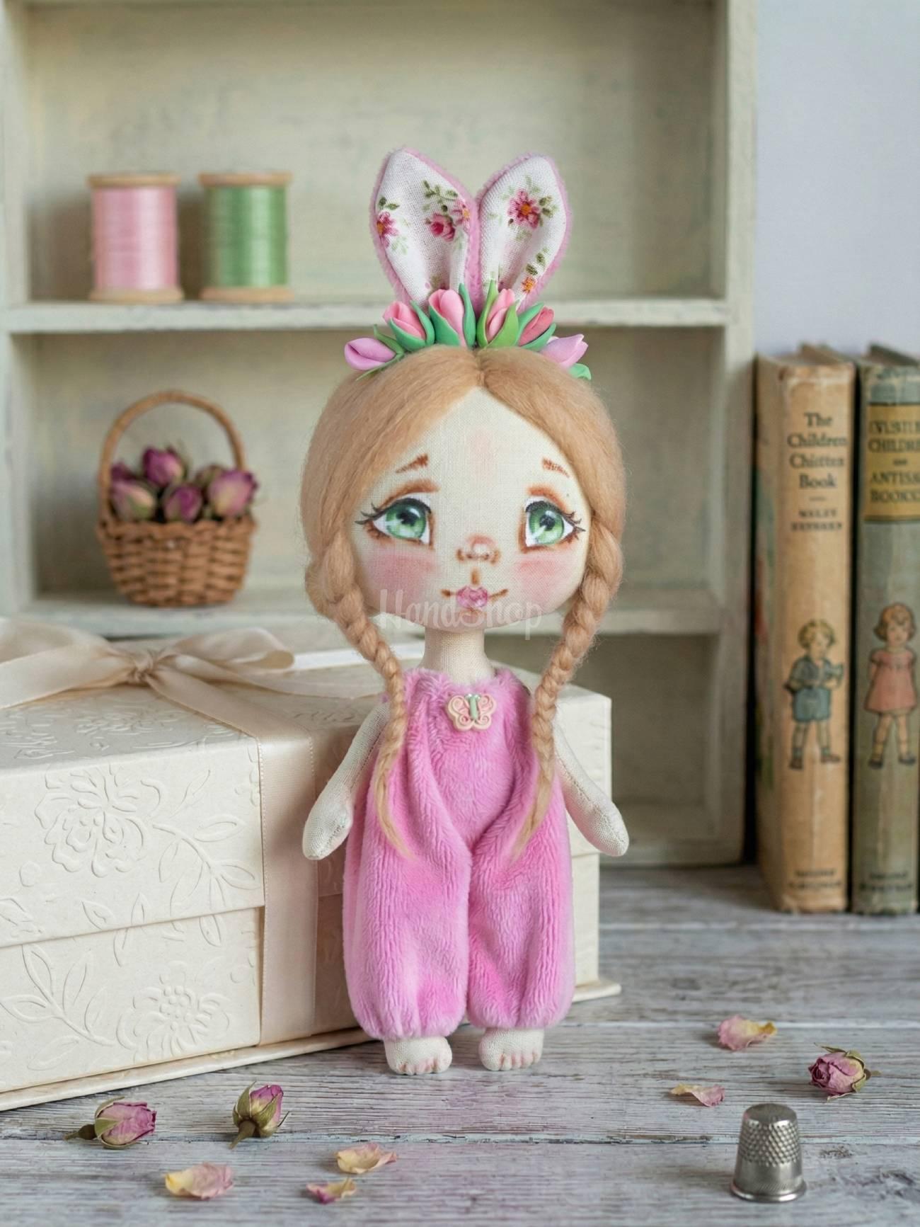 Лялька зайка весна у рожевому плюшевому комбінезоні Лялька зайка весна у рожевому плюшевому комбінезоні