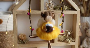 Авторська лялька фея з вовни на дерев'яній гойдалці - ваш символ Великодня, турботи й надії