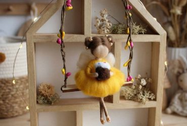 Авторська лялька фея з вовни на дерев'яній гойдалці - ваш символ Великодня, турботи й надії Авторська лялька фея з вовни на дерев'яній гойдалці - ваш символ Великодня, турботи й надії