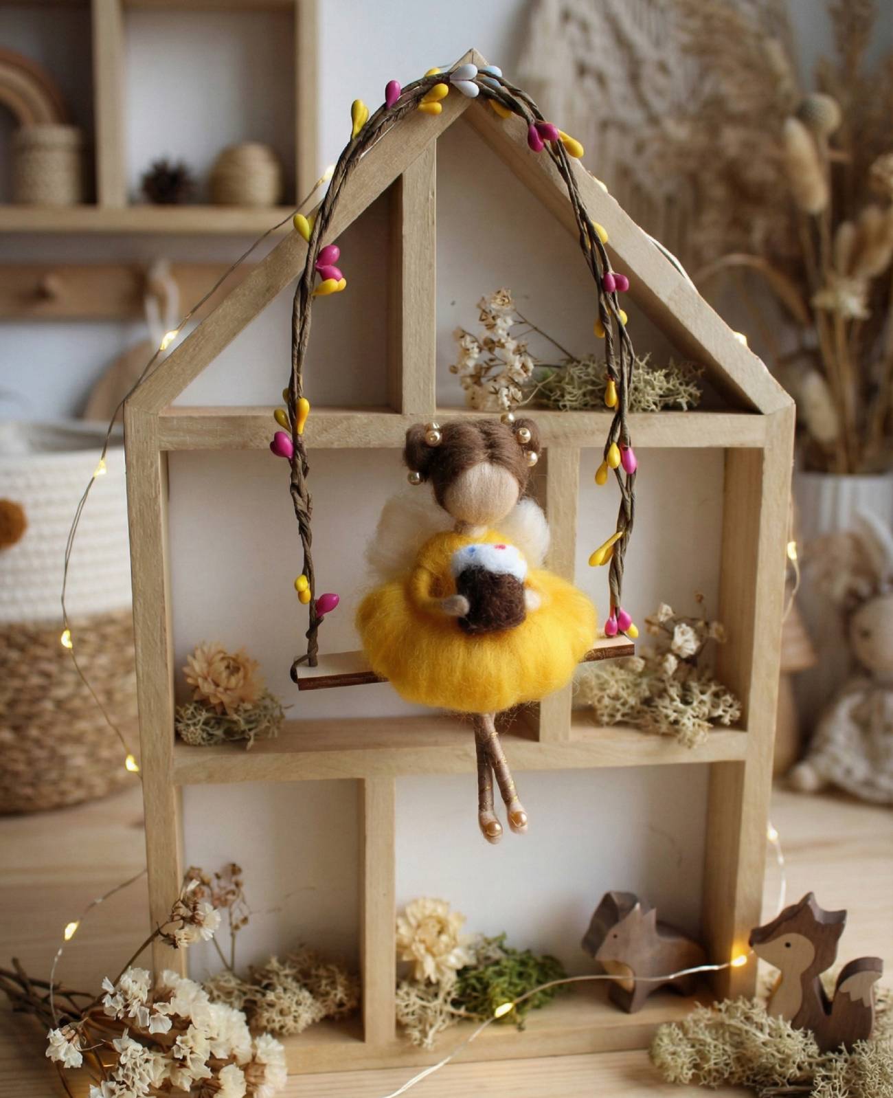 Авторська лялька фея з вовни на дерев'яній гойдалці - ваш символ Великодня, турботи й надії