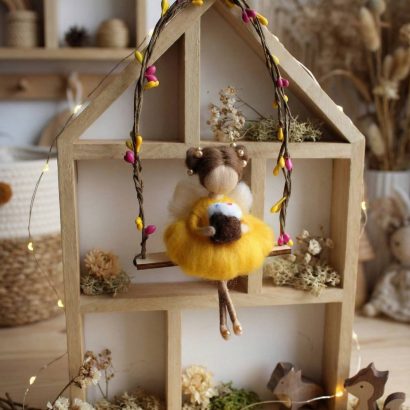 Лялька фея веснянка на гойдалці у жовтій сукні з пасочкою