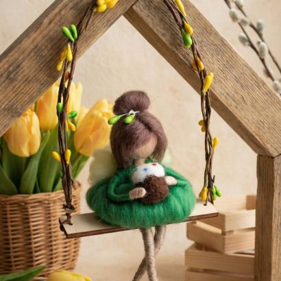 Лялька фея веснянка на гойдалці з пасочкою Великдень