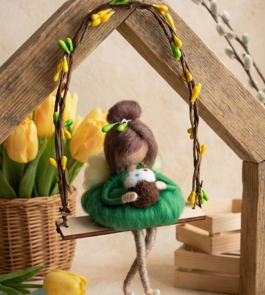 Лялька фея веснянка на гойдалці з пасочкою Великдень