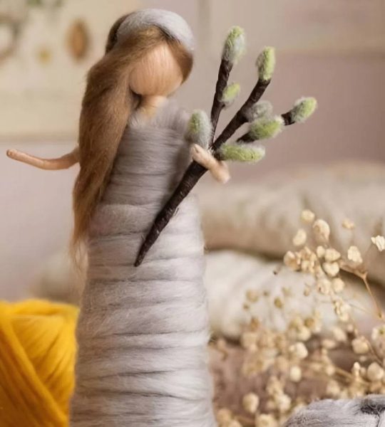 Сувенірна лялька веснянка у сірій сукні з гілочкою верби