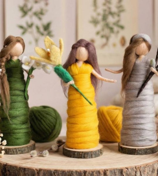 Авторська сувенірна лялька веснянка зі квіткою нарцис