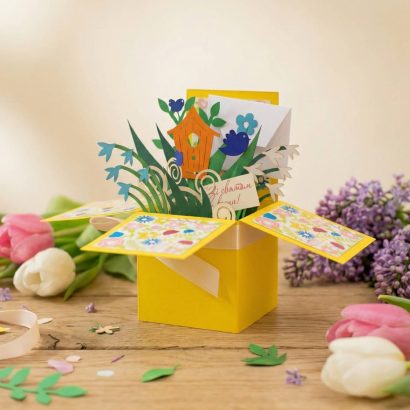Вітальна листівка з весняними квітами в коробочці мамі, сестрі