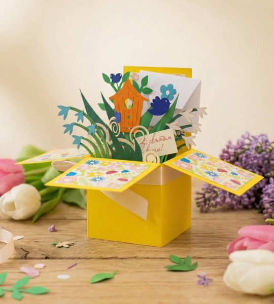 Вітальна листівка з весняними квітами в коробочці мамі, сестрі