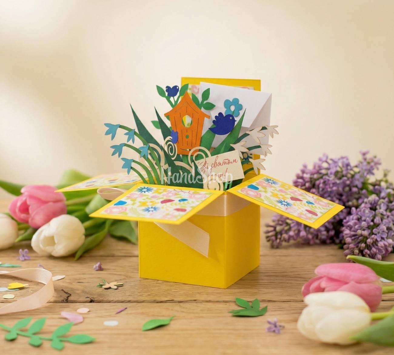 Вітальна листівка з весняними квітами в коробочці мамі, сестрі Вітальна листівка з весняними квітами в коробочці мамі, сестрі