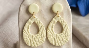 Стильні великодні сережки ручної роботи з полімерної глини - ніжно-лимонні геометричні сережки з витонченими квітковими узорами
