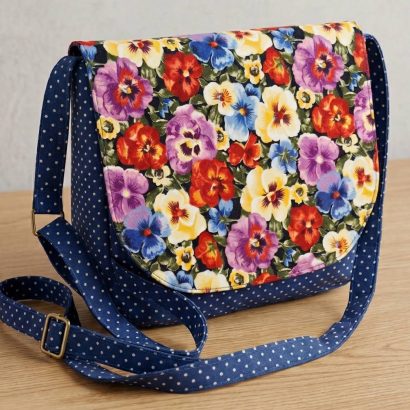 Жіноча сумочка з довгою шлейкою на кнопці з тканина квіти фіалки