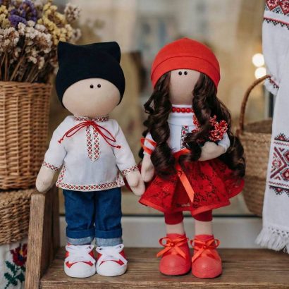 Пара ляльки наречений і наречена в вишиванках