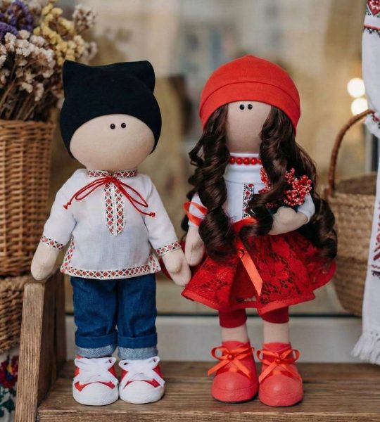 Пара ляльки наречений і наречена в вишиванках