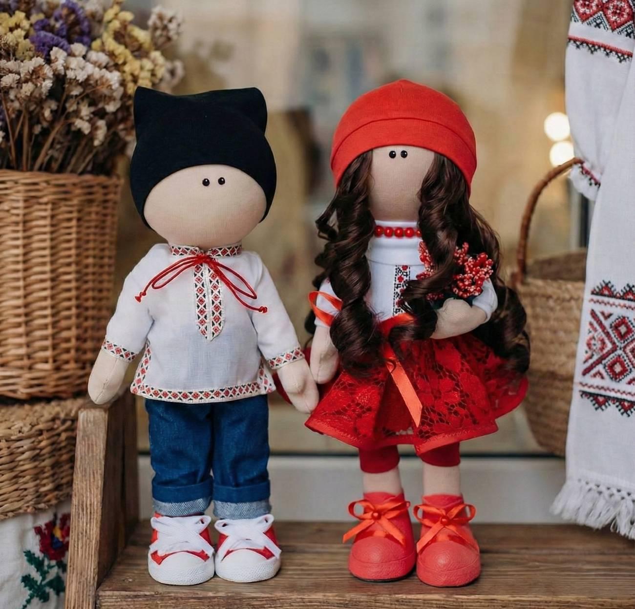 Пара ляльки наречений і наречена в вишиванках Пара ляльки наречений і наречена в вишиванках