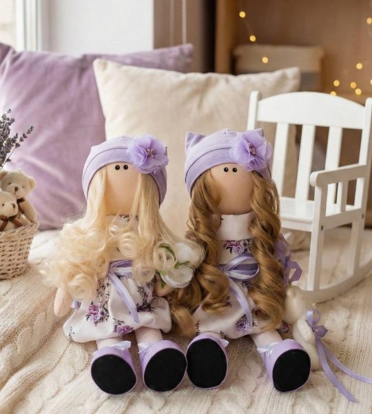 Сувенірна інтер’єрна лялька з довгим кудрявим волоссям