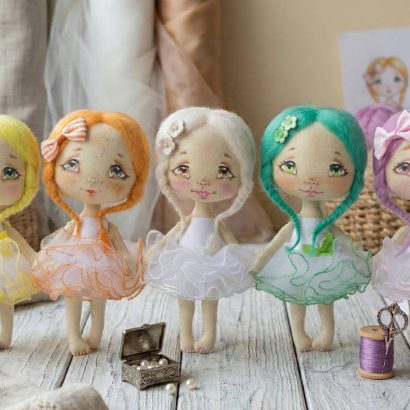 Авторська текстильна лялька білявка у пишній сукні сувенір