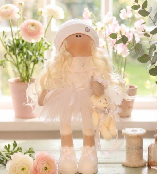 Текстильна лялька тільда кудрява блондинка з ведмедиком