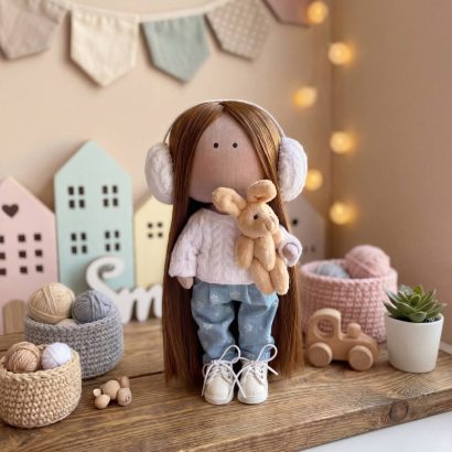 Ігрова лялька текстильна в джинсах зі змінним одягом