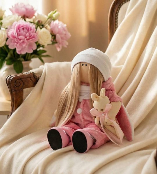 Ігрова тільда лялька сплюшка в рожевому комбінезоні