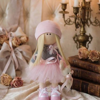 Дитяча інтер’єрна ігрова лялька блондинка з іграшкою ведмедик