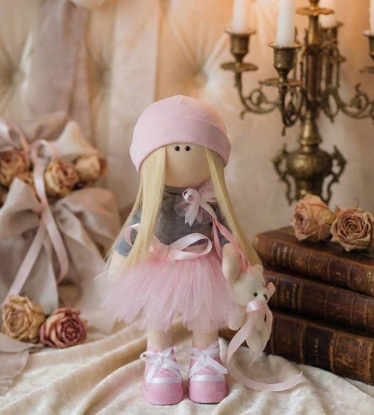 Дитяча інтер’єрна ігрова лялька блондинка з іграшкою ведмедик