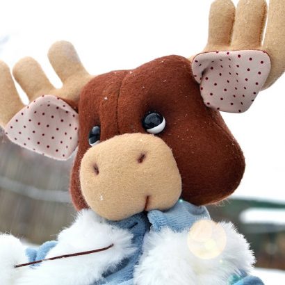 Игрушка мягкая лось в комбинезоне с лыжами
