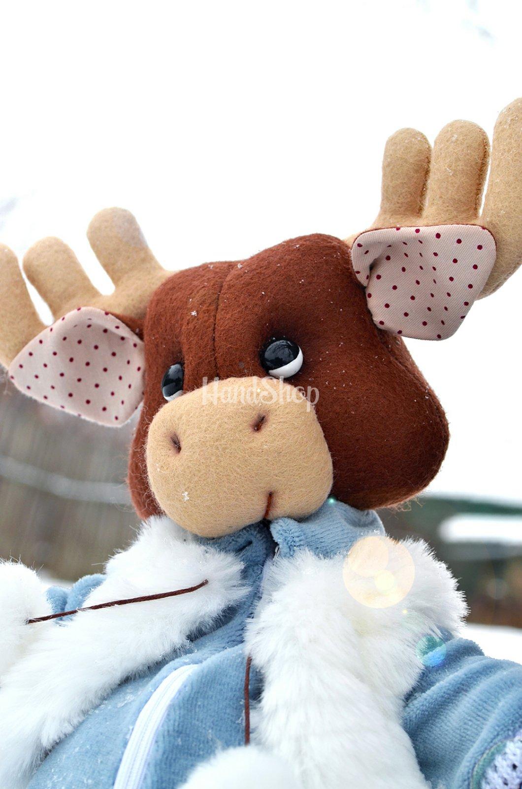Игрушка мягкая лось в комбинезоне с лыжами Игрушка мягкая лось в комбинезоне с лыжами