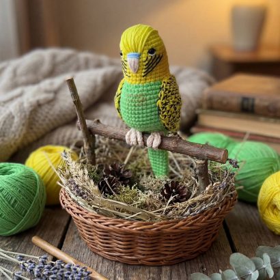Іграшка в’язаний папуга в жовто-салатовому кольорі