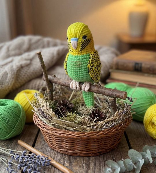 Іграшка в’язаний папуга в жовто-салатовому кольорі