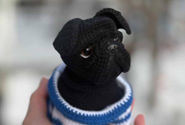 Авторська іграшка в’язаний чорний песик мопс у кофтинці