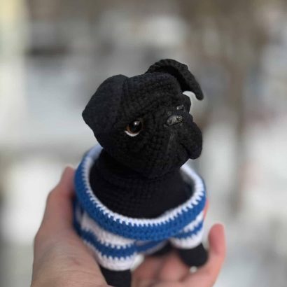 Авторська іграшка в’язаний чорний песик мопс у кофтинці