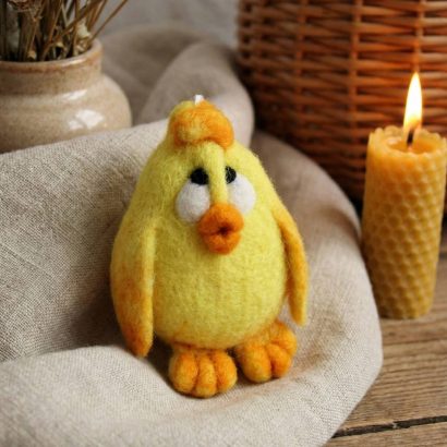 Великодня сувенірна підвіска жовте курча з вовни
