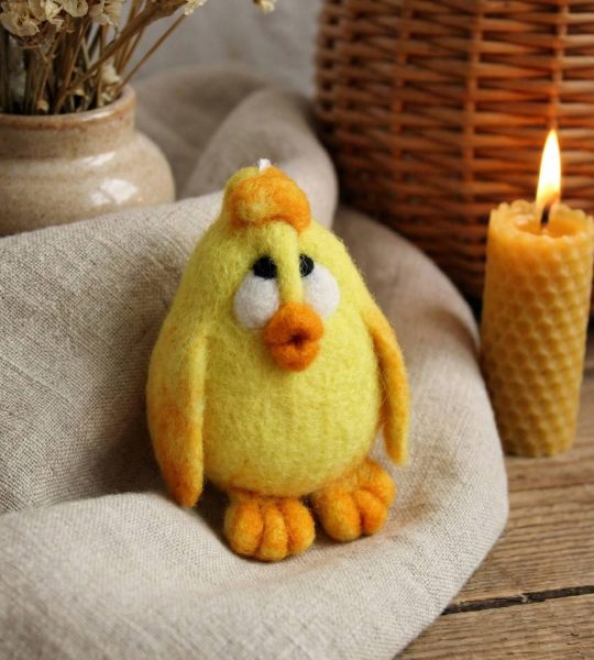 Великодня сувенірна підвіска жовте курча з вовни