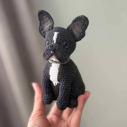 Авторська іграшка в’язаний пес французький бульдог чорний