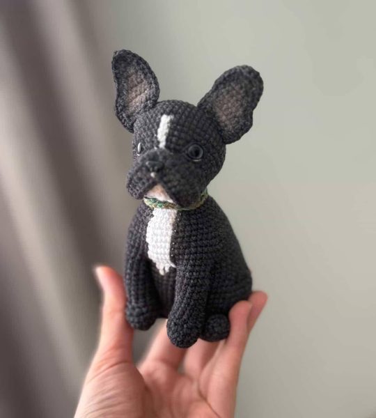 Авторська іграшка в’язаний пес французький бульдог чорний